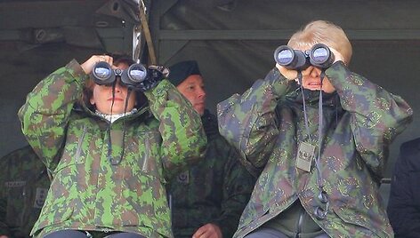 Prezidentė sėdo prie karinio &scaron;arvuočio vairo ir i&scaron;bandė net kulkosvaidį