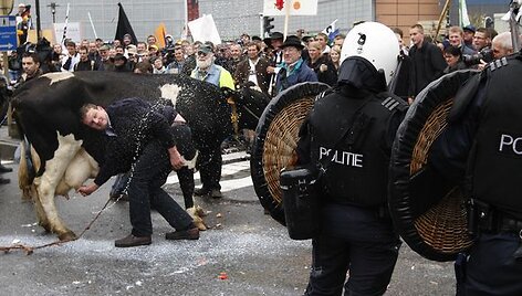 Per streiką Briuselyje policininkams teko atlaikyti pieno ataką