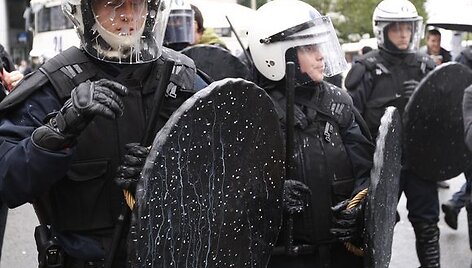 Per streiką Briuselyje policininkams teko atlaikyti pieno ataką