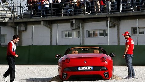 &bdquo;Ferrari California&ldquo; skendo smėlyje