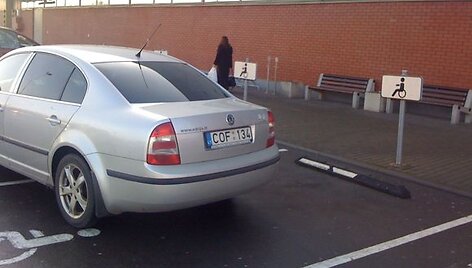 &Scaron;kodos su tamsintais langais vairuotojas užėmė i&scaron;kart dvi neįgaliųjų vietas.