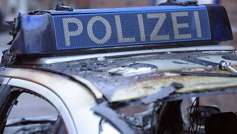 I&scaron;puoliai prie&scaron; policininkus