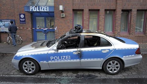 I&scaron;puoliai prie&scaron; policininkus