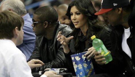 K.Kardashian per rungtynes kirto spragėsius ir dalijosi mintimis su aplinkiniais.