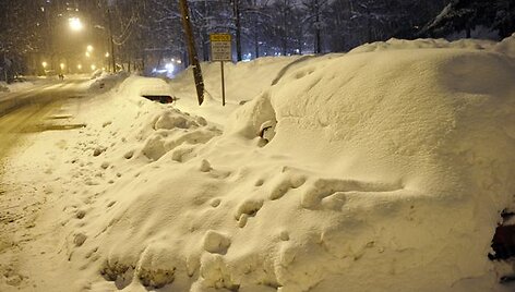 Sniegas ir toliau paralyžiuoja Niujorką