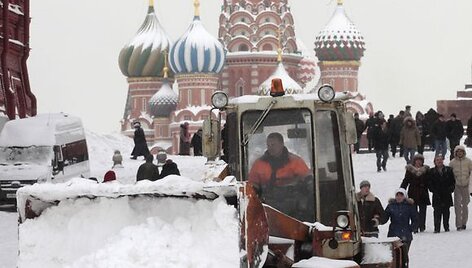 Dėl sniego sudėtingos eismo sąlygos