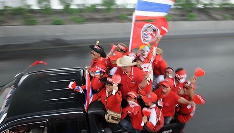 Protestuoja tūkstančiai tailandiečių