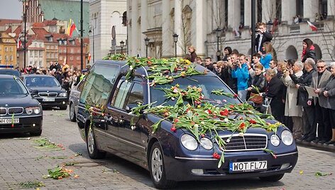 Marios Kaczynskos palaikai buvo parskraidinti antradienį vidurdienį