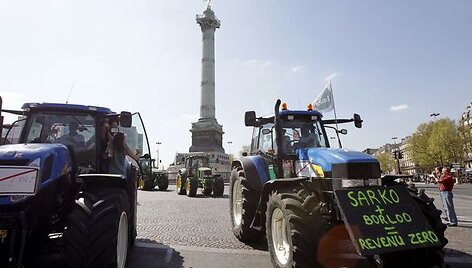 Plakatuose raginimai prezidentui: &bdquo;Sarkozy, imkis darbo! Neparduok žemės ūkio.&ldquo;