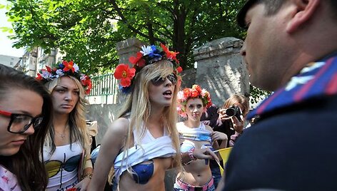 Protestuojančios merginos