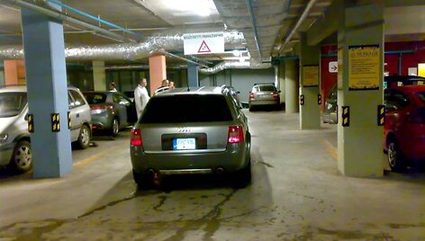 Ma&scaron;ina užtvėrė kelią požeminėje aik&scaron;telėje. Ją pavyko patraukti tik su policijos pagalba.