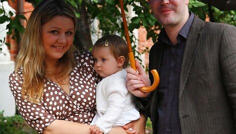 Foto naujienai: Beata ir Tomas Nicholsonai dukrą pakrik&scaron;tijo lietuvi&scaron;kai