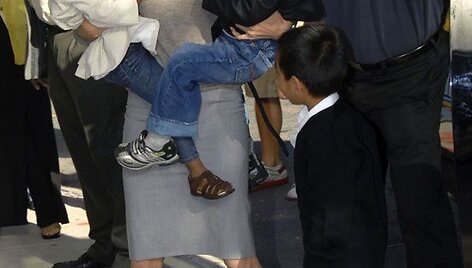 Foto naujienai: Angelina ir Bradas įsivaikino Paxą