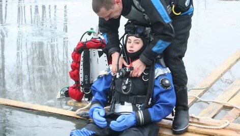 Foto naujienai: Agnei Jagelavičiūtei poledinis nardymas galėjo baigtis tragi&scaron;kai