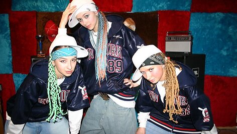 Foto naujienai: &bdquo;Trylika&ldquo; &scaron;oka hip-hop&lsquo;ą ir dainuoja atvirk&scaron;čiai