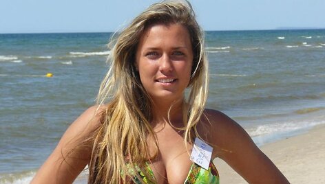 Foto naujienai: Realybės &scaron;ou &bdquo;Gelbėtojų stotis&ldquo; dalyviai jau plu&scaron;a pajūrio paplūdimiuose