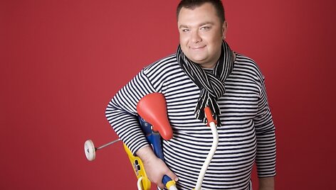 Foto naujienai: E. Ostapenko į albumo pristatymą su smokingu ir &bdquo;fūra&ldquo; vaisių!