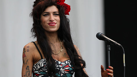 Foto naujienai: Amy Winehouse susidomėjo budizmu