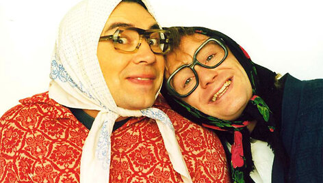 Foto naujienai: Vyrai su sijonais dovanos gero rusi&scaron;ko humoro 