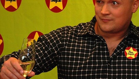 Foto naujienai: A. Zuokas valys &bdquo;I&scaron;junk &scaron;viesą&ldquo; dainininkui batus?