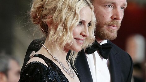Foto naujienai: Guy Ritchie. Tylus velnias Madonnos &scaron;e&scaron;ėlyje