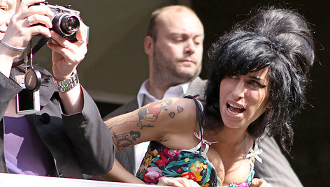 Foto naujienai: Amy Winehouse užmigo soliariume