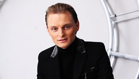 Foto naujienai: Liudas Mikalauskas mokosi &scaron;okti