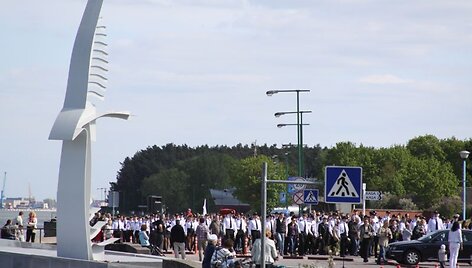 Auk&scaron;tosios jūureivystes mokyklos studentai atvyksta duoti priesaiką.
