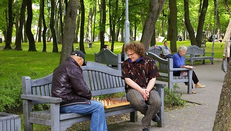 Žaidėjai prie &scaron;achmatų lentos susitinka Skulptūrų parke.
