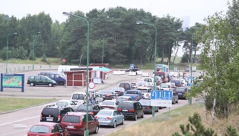 Kur&scaron;ių nerijos pusėje nusidriekė kilometrinės automobilių eilės prie keltų.
