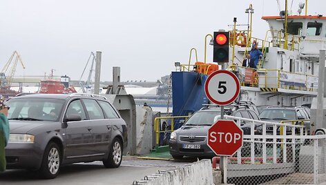 Kur&scaron;ių nerijos pusėje nusidriekė kilometrinės automobilių eilės prie keltų.