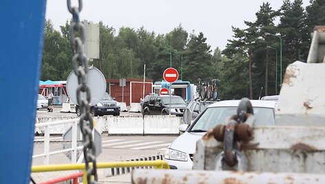 Kur&scaron;ių nerijos pusėje nusidriekė kilometrinės automobilių eilės prie keltų.