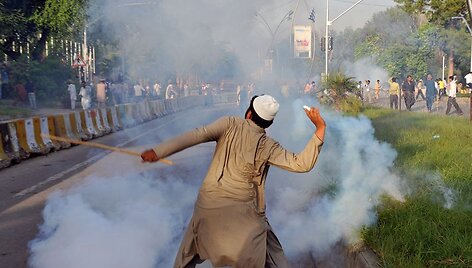 Pakistane susirinkę protestuotojai vėl kelia riau&scaron;es.