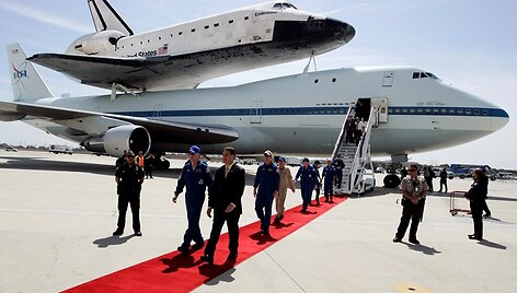 Erdvėlaivis &bdquo;Endeavour&ldquo; atsiveikino su kelionėmis į kosmosą ir bus įkurdintas muziejuje.