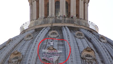 Italas ant bazilikoskupolo surengė protestą.