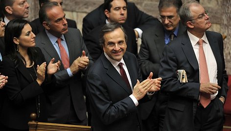 A.Samaras (centre) džiaugiasi, kad parlamentas patvirtino kitų metų biudžetą.
