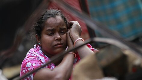 Banglade&scaron;o sostinės Dakos lū&scaron;nyno gyventojai gedi gaisro aukų