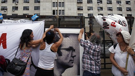 Argentinos protestuotojai kabina garsaus prieš daugybę metų dingusio žurnalisto Rodolfo Walsh  nuotrauką,