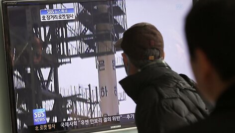 Pietų Korėjos gyventojai per televiziją stebi raketos paleidimą.