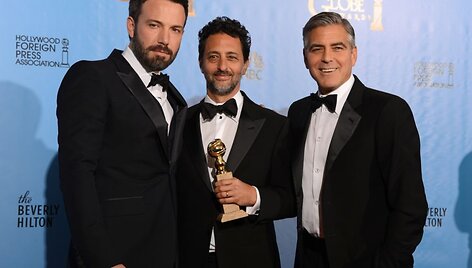 Benas Affleckas kartu su kitais filmo kūrėjais, Georgu Clooney ir Grantu Heslovu.