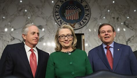 Senatorius Bobas Corker, buvusi JAV sekretorė Hillary Clinton ir Bobas Menendezas (de&scaron;inėje)