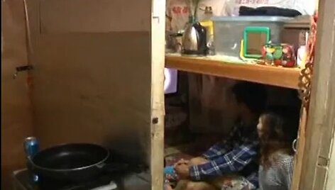 Honkongo gyventojai glaudžiasi nyk&scaron;tukiniuose butuose.
