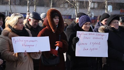 Rusakalbiai klaipėdiečiai piktinosi ketinimais uždaryti A.Rubliovo mokyklą bei teigė sieksiantys i&scaron;saugoti savo vertybes. 
