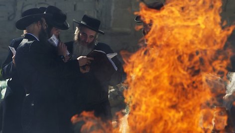 Prieš prasidedant Paschai žydai sudegina visą raugintą maistą. 