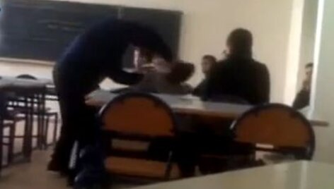 Sužvėręjęs mokytojas talžo 13-metį. 