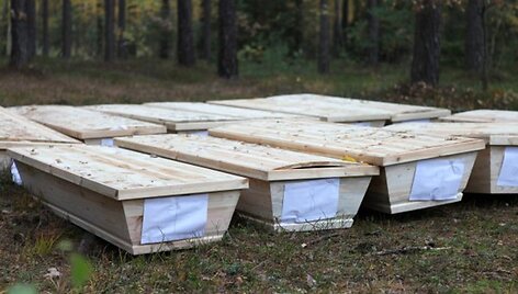 Pavogti karstai rasti Lenkijos mi&scaron;kuose.