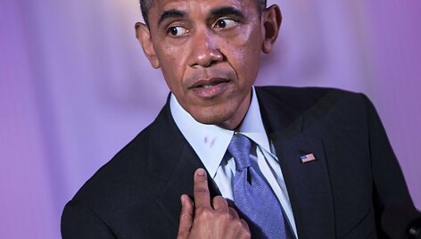 Barackas Obama ai&scaron;kina, i&scaron; kur ant apykaklės atsirado lūpų dažai.