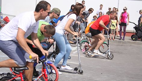 Klaipėdoje surengtos tradicinės paspirtukų ir dviratukų lenktynės. Jose sudalyvo ir tėvai.