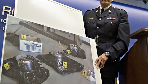 Komisaro padėjėjas Wayne&rsquo;as Rideoutas demonstruoja sprogstamuosius užtaisus, pagamintus naudojant greitpuodžius. 