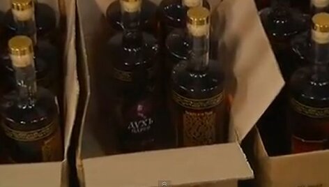 Ypatingos degtinės butelis kainuoja per 200 dolerių.